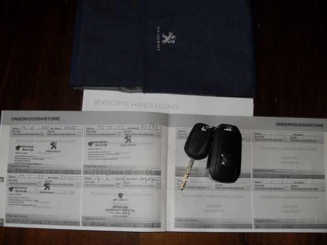 PEUGEOT 208 1.2 PureTech Signature, 5Drs. Dealer onderouden T van Venrooy auto's, 5373 AG Herpen