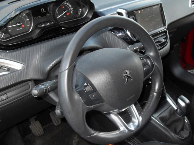 PEUGEOT 208 1.2 PureTech Signature, 5Drs. Dealer onderouden T van Venrooy auto's, 5373 AG Herpen