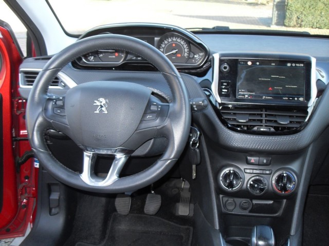 PEUGEOT 208 1.2 PureTech Signature, 5Drs. Dealer onderouden T van Venrooy auto's, 5373 AG Herpen