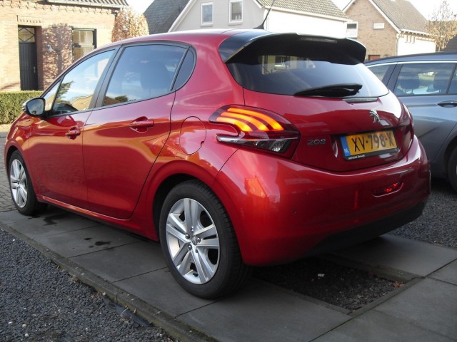 PEUGEOT 208 1.2 PureTech Signature, 5Drs. Dealer onderouden T van Venrooy auto's, 5373 AG Herpen
