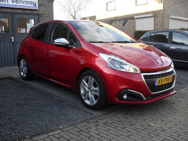 PEUGEOT 208 1.2 PureTech Signature, 5Drs. Dealer onderouden T van Venrooy auto's, 5373 AG Herpen