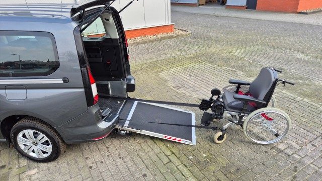 VOLKSWAGEN CADDY MAXI 2.0 TDi BleuMotion Euro 6 geschikt voor 1 rolstoel nieuw leverbaar bij Mobility4all