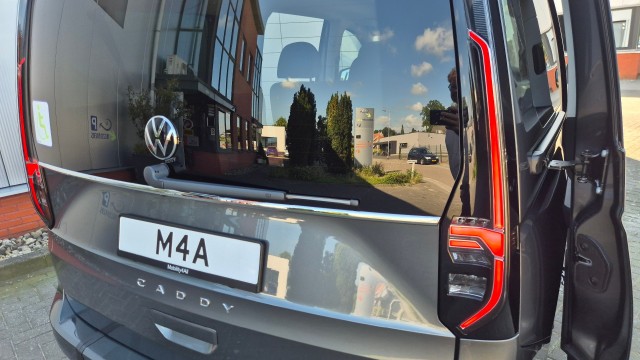 VOLKSWAGEN CADDY MAXI 2.0 TDi BleuMotion Euro 6 geschikt voor 1 rolstoel nieuw leverbaar bij Mobility4all
