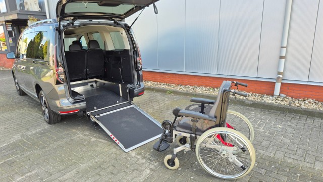 VOLKSWAGEN CADDY MAXI 2.0 TDi BleuMotion Euro 6 geschikt voor 1 rolstoel nieuw leverbaar bij Mobility4all