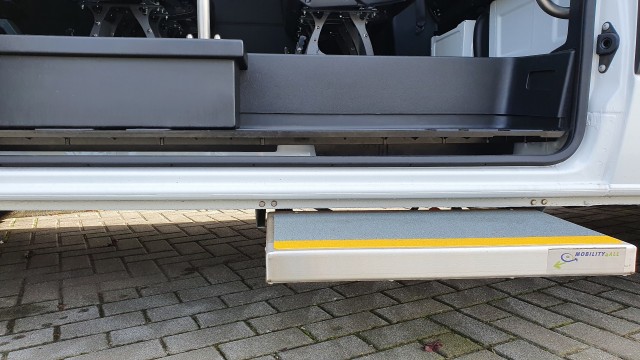 MERCEDES-BENZ SPRINTER Rolstoelbus 9-PERSOONS