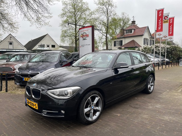 BMW 1-SERIE 118I BUSINESS+ 170PK / GROOT NAVI / STOELVERW. / XENON, Autobedrijf de Jong, Helvoirt