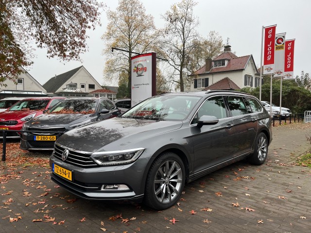 VOLKSWAGEN PASSAT VARIANT 1.8 TSI HIGHLINE AUTOMAAT / NAVI / CAMERA / TREKHAAK / ADAP. CRU, Autobedrijf de Jong, Helvoirt