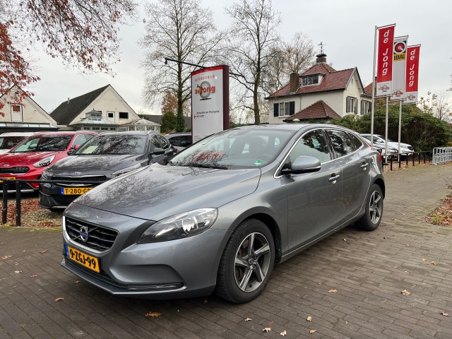 VOLVO V40 2.0 D4 MOMENTUM BUSINESS / NAVI / CRUISE CTR. / AFN. TREKHAAK, Autobedrijf de Jong, Helvoirt