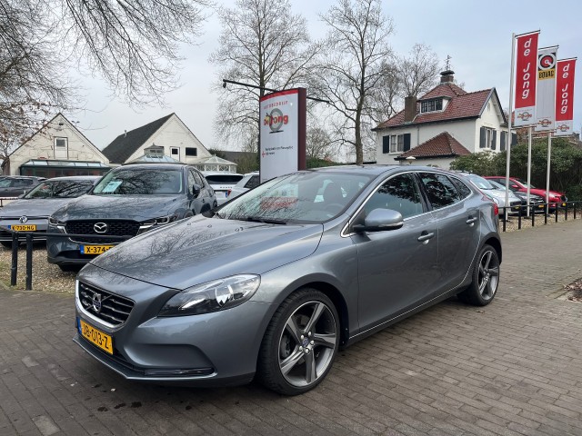 VOLVO V40 2.0 T2 MOMENTUM / NAVI / CRUISE CTR. / TREKHAAK / PDC / AIRCO-ECC, Autobedrijf de Jong, Helvoirt