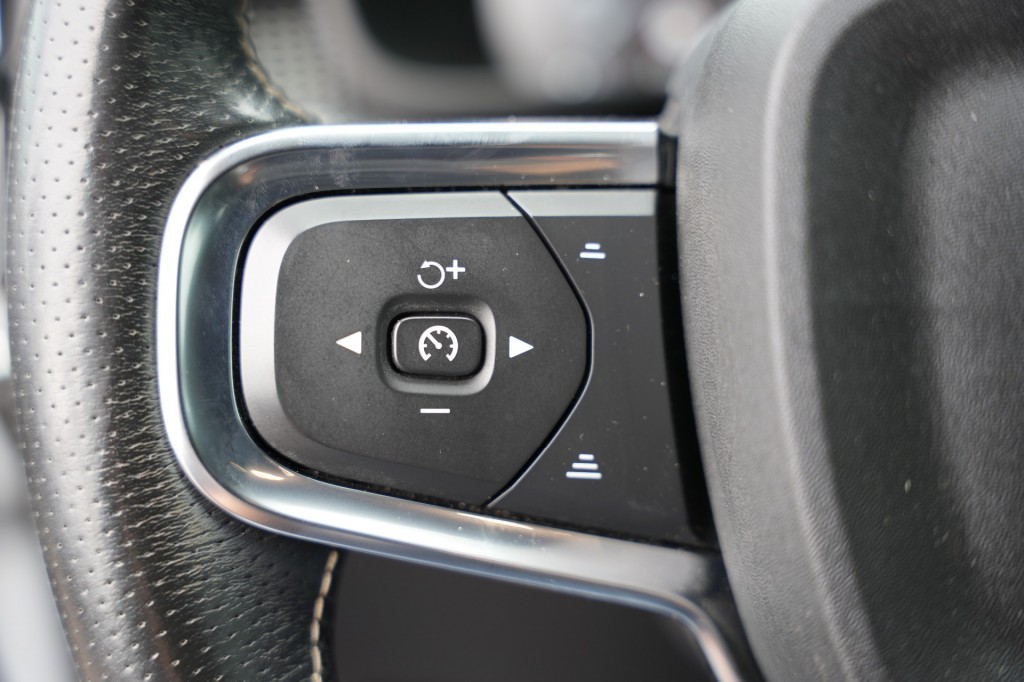 VOLVO, XC40
