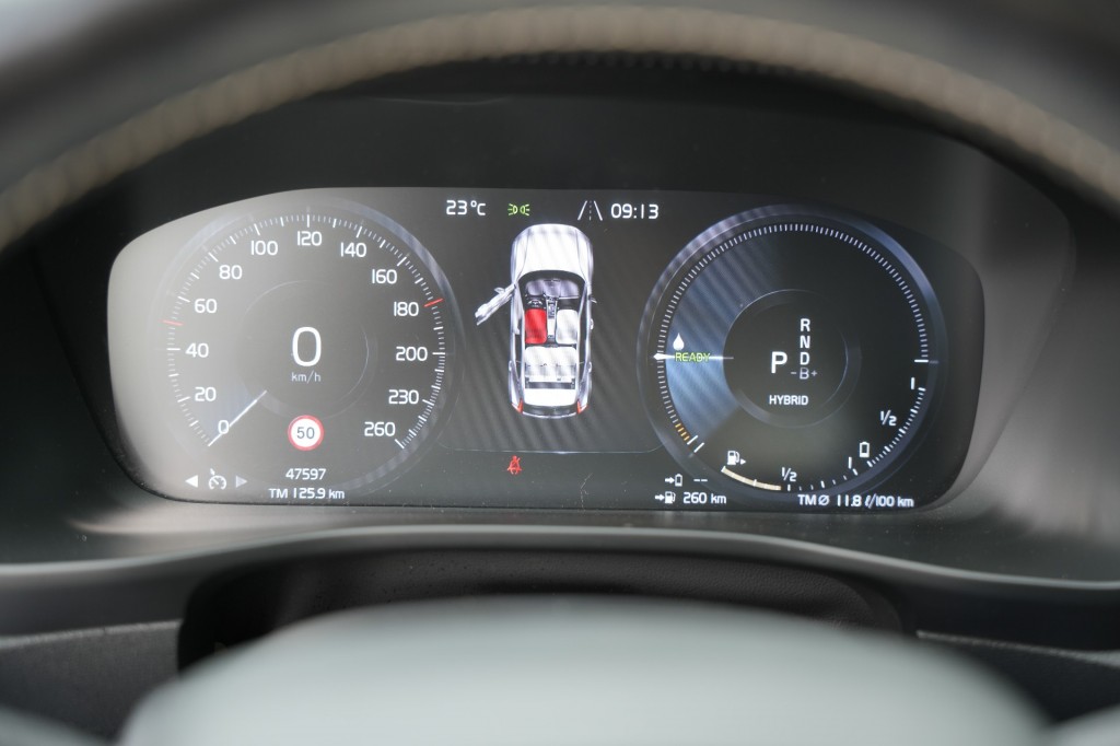 VOLVO, XC40
