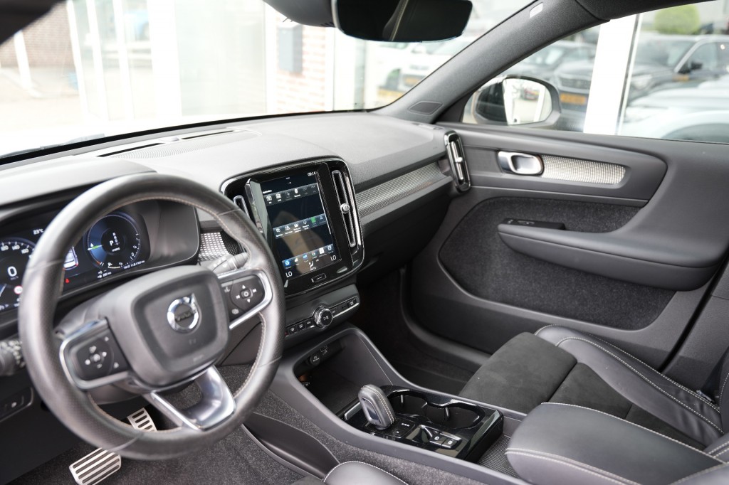 VOLVO, XC40