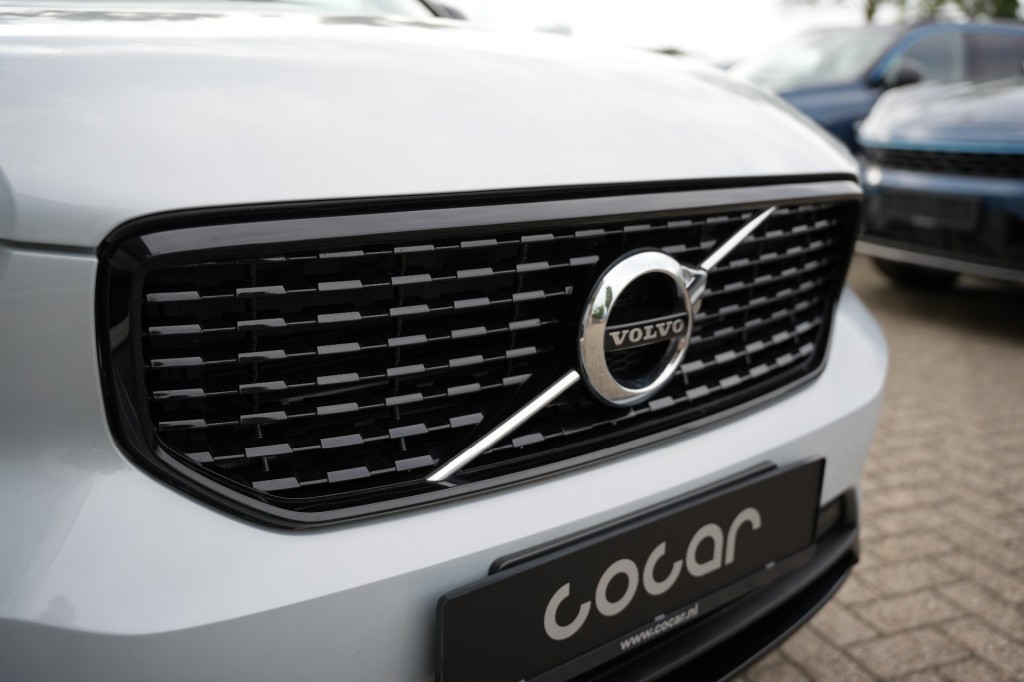 VOLVO, XC40