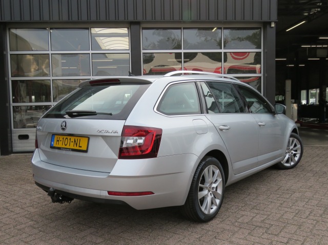 SKODA OCTAVIA Combi 1.0 115pk TSI Greentech Business Edition Plus / Led / Came, Garage Groenouwe, Bathmen