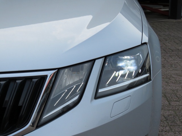 SKODA OCTAVIA Combi 1.0 115pk TSI Greentech Business Edition Plus / Led / Came, Garage Groenouwe, Bathmen