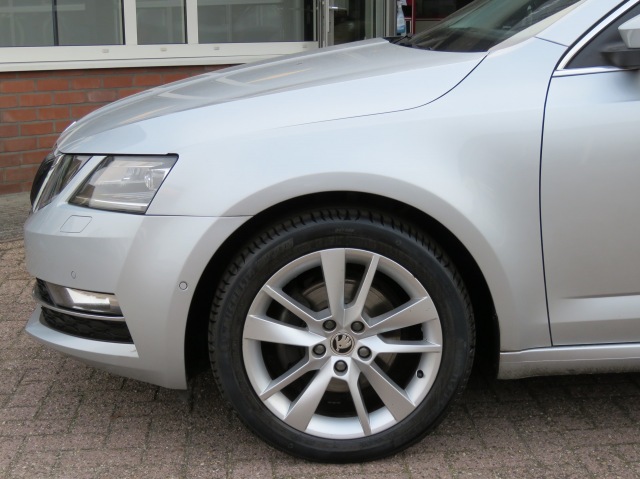 SKODA OCTAVIA Combi 1.0 115pk TSI Greentech Business Edition Plus / Led / Came, Garage Groenouwe, Bathmen