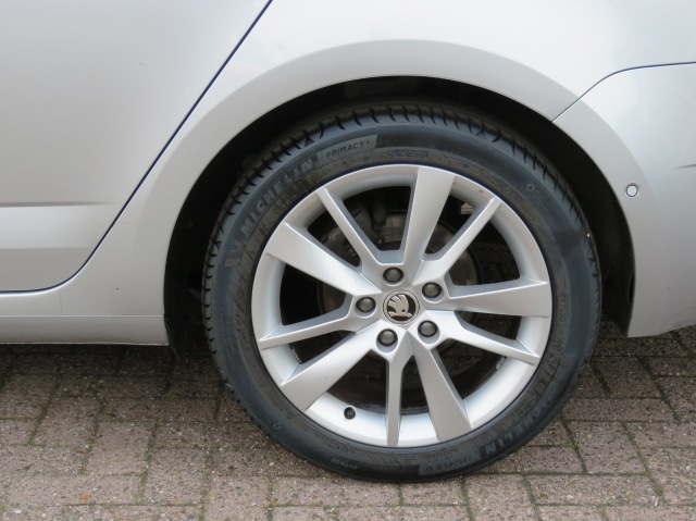 SKODA OCTAVIA Combi 1.0 115pk TSI Greentech Business Edition Plus / Led / Came, Garage Groenouwe, Bathmen