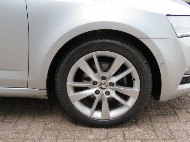 SKODA OCTAVIA Combi 1.0 115pk TSI Greentech Business Edition Plus / Led / Came, Garage Groenouwe, Bathmen