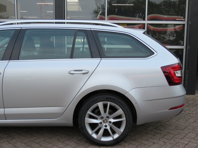 SKODA OCTAVIA Combi 1.0 115pk TSI Greentech Business Edition Plus / Led / Came, Garage Groenouwe, Bathmen