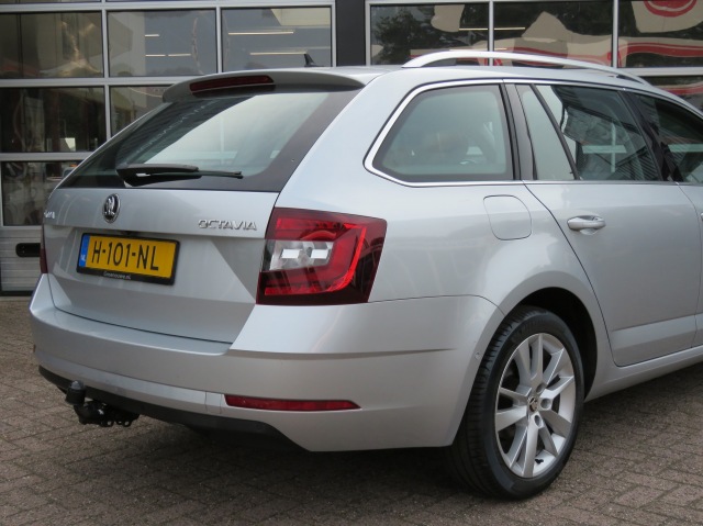 SKODA OCTAVIA Combi 1.0 115pk TSI Greentech Business Edition Plus / Led / Came, Garage Groenouwe, Bathmen