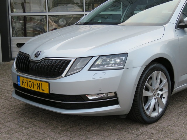 SKODA OCTAVIA Combi 1.0 115pk TSI Greentech Business Edition Plus / Led / Came, Garage Groenouwe, Bathmen