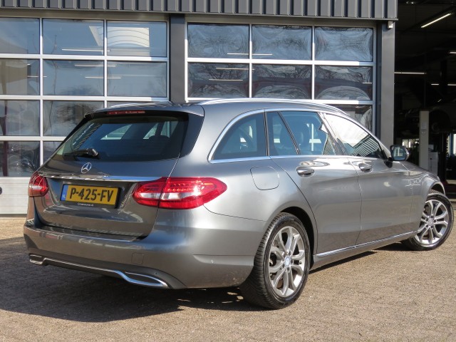 MERCEDES-BENZ C-KLASSE 180 156pk Aut. PRESTIGE / Camera / Leder-stof / Trekhaak / Veel , Garage Groenouwe, Bathmen