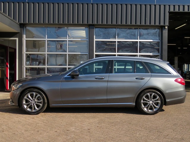MERCEDES-BENZ C-KLASSE 180 156pk Aut. PRESTIGE / Camera / Leder-stof / Trekhaak / Veel , Garage Groenouwe, Bathmen