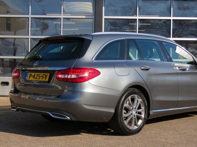 MERCEDES-BENZ C-KLASSE 180 156pk Aut. PRESTIGE / Camera / Leder-stof / Trekhaak / Veel , Garage Groenouwe, Bathmen
