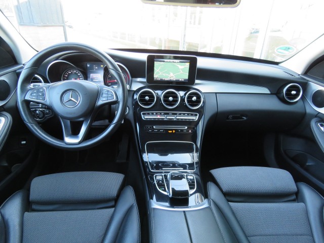 MERCEDES-BENZ C-KLASSE 180 156pk Aut. PRESTIGE / Camera / Leder-stof / Trekhaak / Veel , Garage Groenouwe, Bathmen