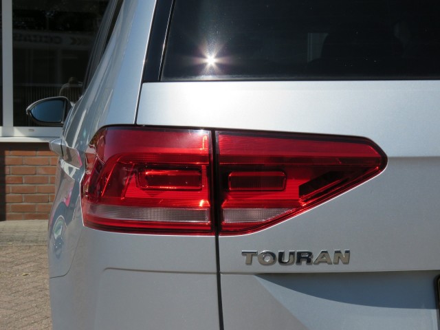 VOLKSWAGEN TOURAN 1.2 TSI CON. SERIES ,,SOUND'' / Camera / Wegklap.haak / Stoelverwarming / , Garage Groenouwe, Bathmen