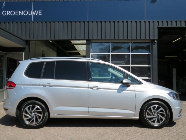 VOLKSWAGEN TOURAN 1.2 TSI CON. SERIES ,,SOUND'' / Camera / Wegklap.haak / Stoelverwarming / , Garage Groenouwe, Bathmen