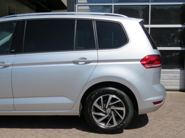 VOLKSWAGEN TOURAN 1.2 TSI CON. SERIES ,,SOUND'' / Camera / Wegklap.haak / Stoelverwarming / , Garage Groenouwe, Bathmen