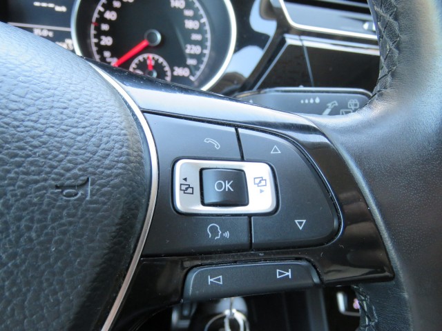 VOLKSWAGEN TOURAN 1.2 TSI CON. SERIES ,,SOUND'' / Camera / Wegklap.haak / Stoelverwarming / , Garage Groenouwe, Bathmen