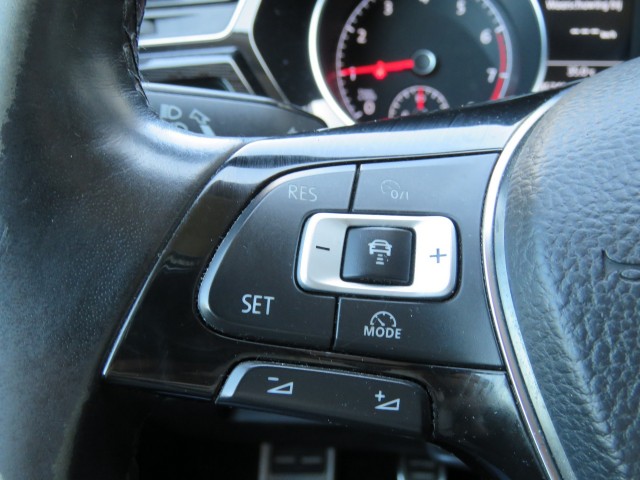 VOLKSWAGEN TOURAN 1.2 TSI CON. SERIES ,,SOUND'' / Camera / Wegklap.haak / Stoelverwarming / , Garage Groenouwe, Bathmen