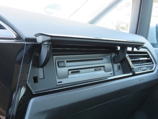 VOLKSWAGEN TOURAN 1.2 TSI CON. SERIES ,,SOUND'' / Camera / Wegklap.haak / Stoelverwarming / , Garage Groenouwe, Bathmen