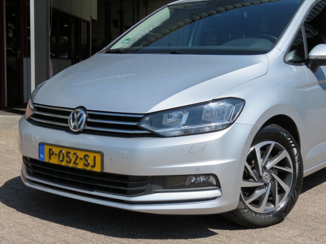 VOLKSWAGEN TOURAN 1.2 TSI CON. SERIES ,,SOUND'' / Camera / Wegklap.haak / Stoelverwarming / , Garage Groenouwe, Bathmen