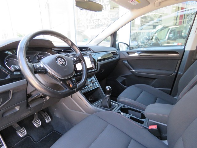 VOLKSWAGEN TOURAN 1.2 TSI CON. SERIES ,,SOUND'' / Camera / Wegklap.haak / Stoelverwarming / , Garage Groenouwe, Bathmen