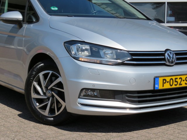 VOLKSWAGEN TOURAN 1.2 TSI CON. SERIES ,,SOUND'' / Camera / Wegklap.haak / Stoelverwarming / , Garage Groenouwe, Bathmen