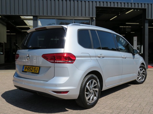 VOLKSWAGEN TOURAN 1.2 TSI CON. SERIES ,,SOUND'' / Camera / Wegklap.haak / Stoelverwarming / , Garage Groenouwe, Bathmen