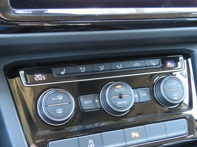 VOLKSWAGEN TOURAN 1.2 TSI CON. SERIES ,,SOUND'' / Camera / Wegklap.haak / Stoelverwarming / , Garage Groenouwe, Bathmen