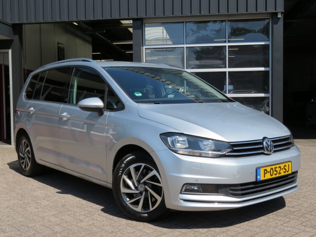 VOLKSWAGEN TOURAN 1.2 TSI CON. SERIES ,,SOUND'' / Camera / Wegklap.haak / Stoelverwarming / , Garage Groenouwe, Bathmen