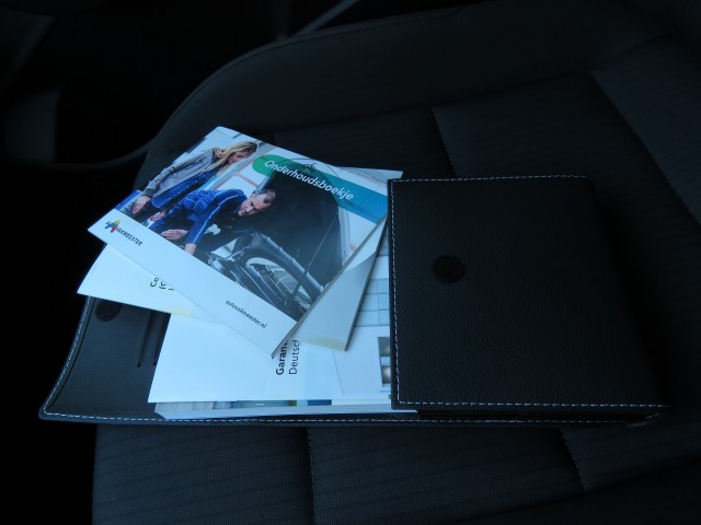 VOLKSWAGEN TOURAN 1.2 TSI CON. SERIES ,,SOUND'' / Camera / Wegklap.haak / Stoelverwarming / , Garage Groenouwe, Bathmen