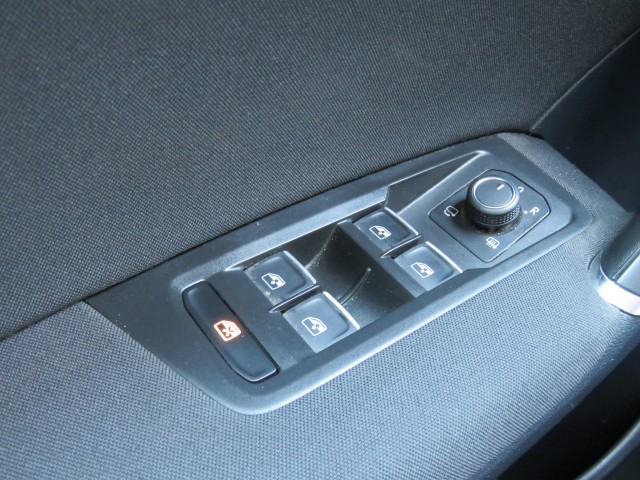 VOLKSWAGEN TOURAN 1.2 TSI CON. SERIES ,,SOUND'' / Camera / Wegklap.haak / Stoelverwarming / , Garage Groenouwe, Bathmen