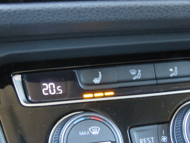 VOLKSWAGEN TOURAN 1.2 TSI CON. SERIES ,,SOUND'' / Camera / Wegklap.haak / Stoelverwarming / , Garage Groenouwe, Bathmen