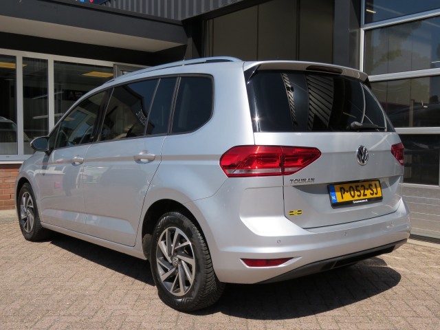 VOLKSWAGEN TOURAN 1.2 TSI CON. SERIES ,,SOUND'' / Camera / Wegklap.haak / Stoelverwarming / , Garage Groenouwe, Bathmen