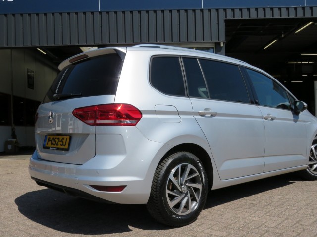 VOLKSWAGEN TOURAN 1.2 TSI CON. SERIES ,,SOUND'' / Camera / Wegklap.haak / Stoelverwarming / , Garage Groenouwe, Bathmen