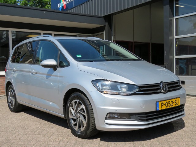 VOLKSWAGEN TOURAN 1.2 TSI CON. SERIES ,,SOUND'' / Camera / Wegklap.haak / Stoelverwarming / , Garage Groenouwe, Bathmen