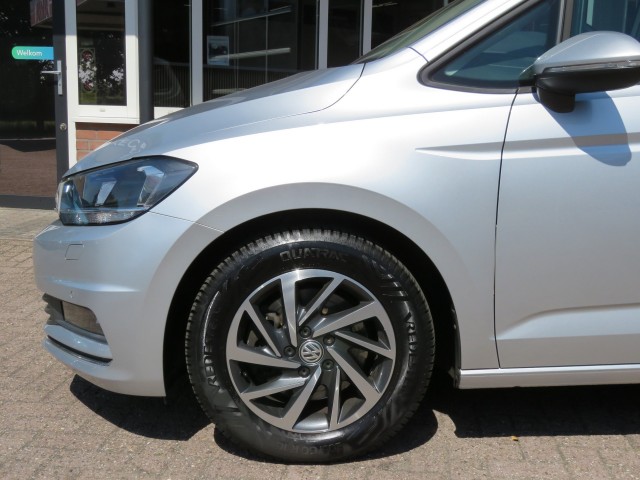 VOLKSWAGEN TOURAN 1.2 TSI CON. SERIES ,,SOUND'' / Camera / Wegklap.haak / Stoelverwarming / , Garage Groenouwe, Bathmen