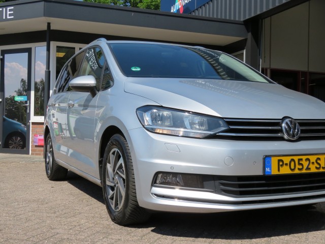 VOLKSWAGEN TOURAN 1.2 TSI CON. SERIES ,,SOUND'' / Camera / Wegklap.haak / Stoelverwarming / , Garage Groenouwe, Bathmen