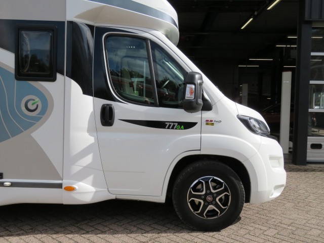 CHAUSSON 777 GA VIP 140PK Aut. 9 traps / 4-pers / Hefbed / Lengte bedden / Fietsenrek / Luifel / BOVAG garantie, Garage Groenouw